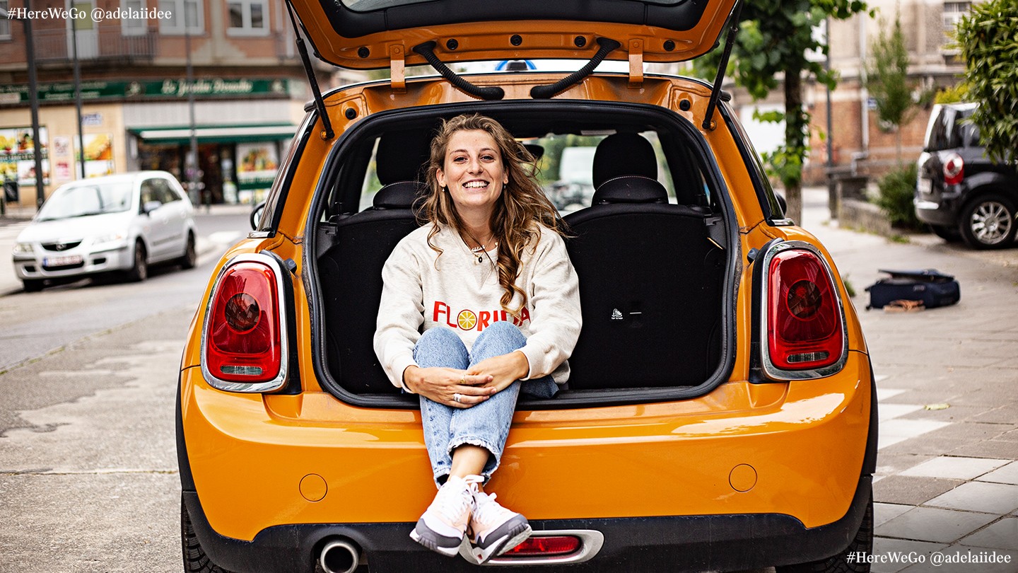 MINI 5-Türer - orange - Heckansicht, offene Tür